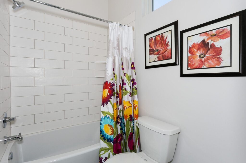 2126-Clear-Creek-St-Wichita-KS-print-051-111-Bathroom-4015x2677-300dpi
