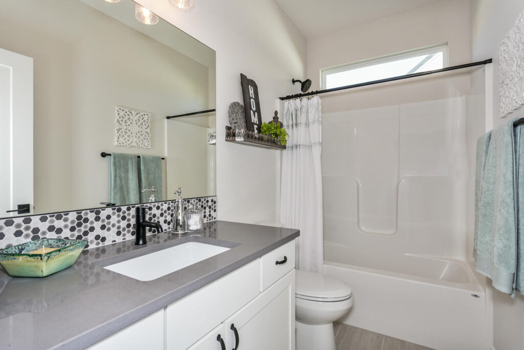 6408_W_Driftwood_Wichita_KS-large-029-036-Bathroom-1500x1000-72dpi