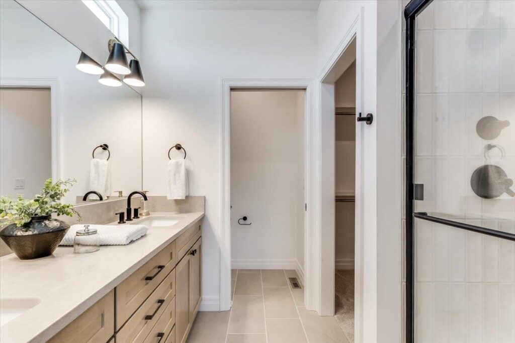 16 Master Bath