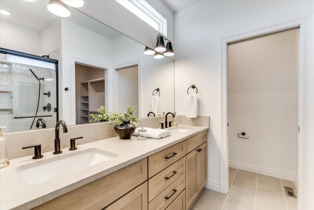 17 Master Bath